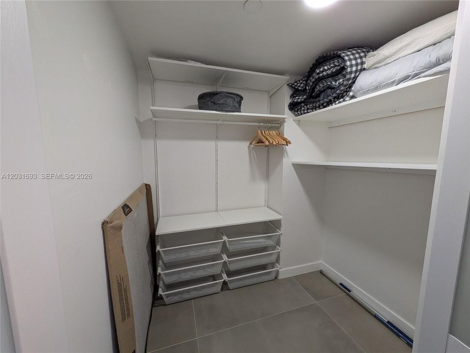 For Rent: $2,900 (1 beds, 2 baths, 990 Square Feet)