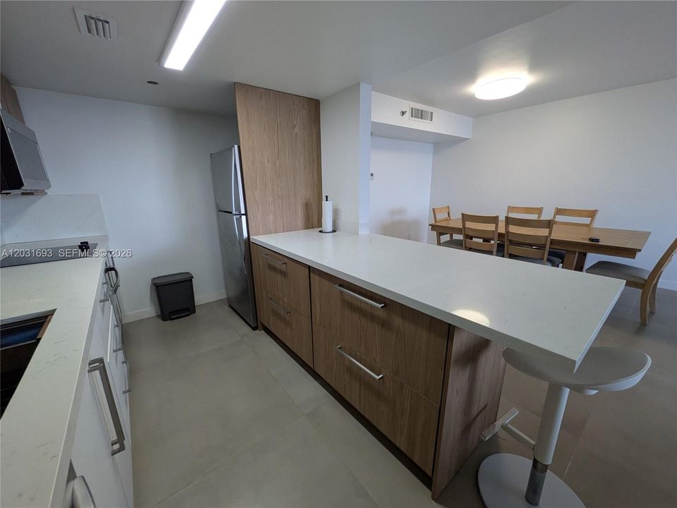 For Rent: $2,900 (1 beds, 2 baths, 990 Square Feet)