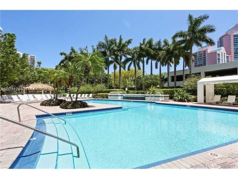 For Rent: $2,900 (1 beds, 2 baths, 990 Square Feet)