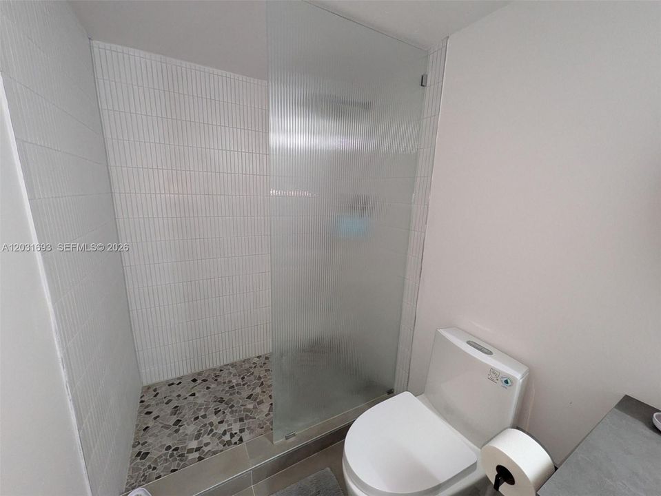 For Rent: $2,900 (1 beds, 2 baths, 990 Square Feet)