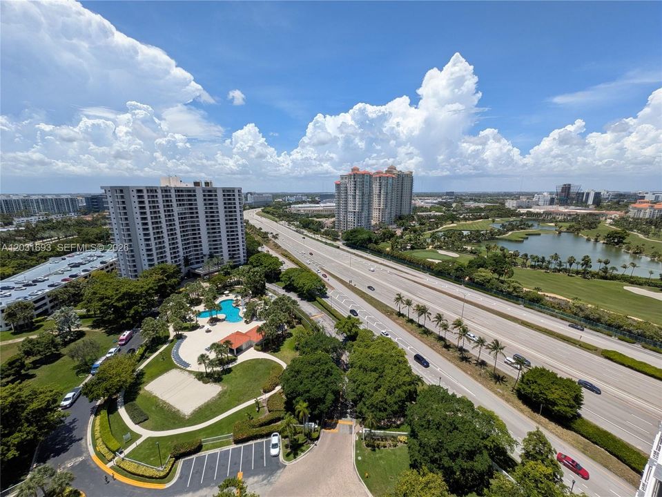 For Rent: $2,900 (1 beds, 2 baths, 990 Square Feet)