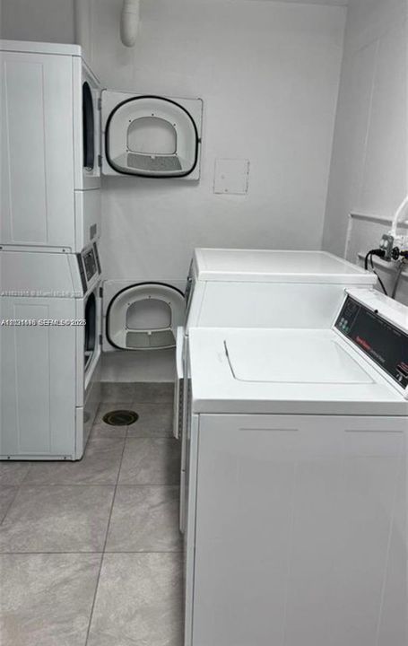 For Rent: $2,400 (1 beds, 1 baths, 940 Square Feet)