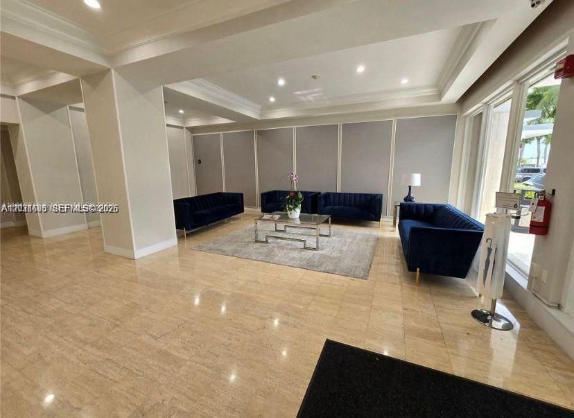 For Rent: $2,400 (1 beds, 1 baths, 940 Square Feet)