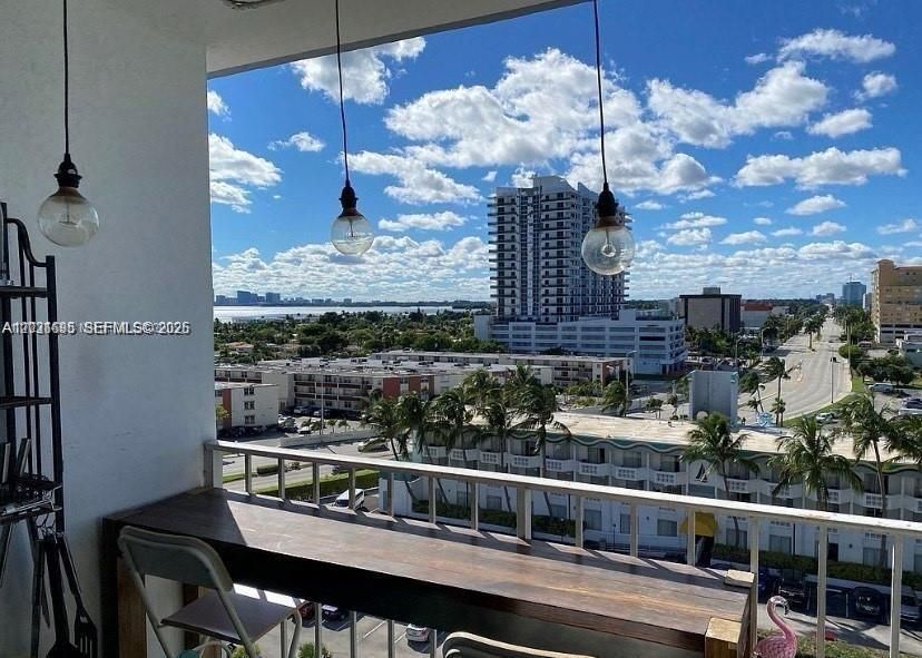For Rent: $2,400 (1 beds, 1 baths, 940 Square Feet)