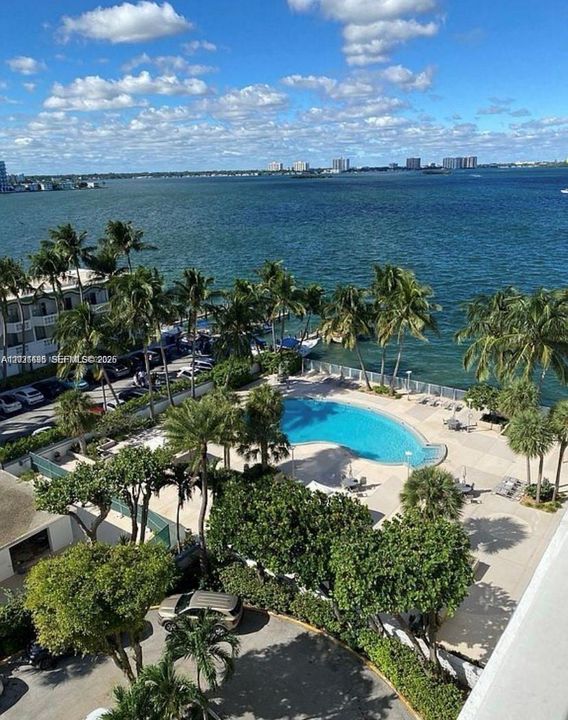 For Rent: $2,400 (1 beds, 1 baths, 940 Square Feet)