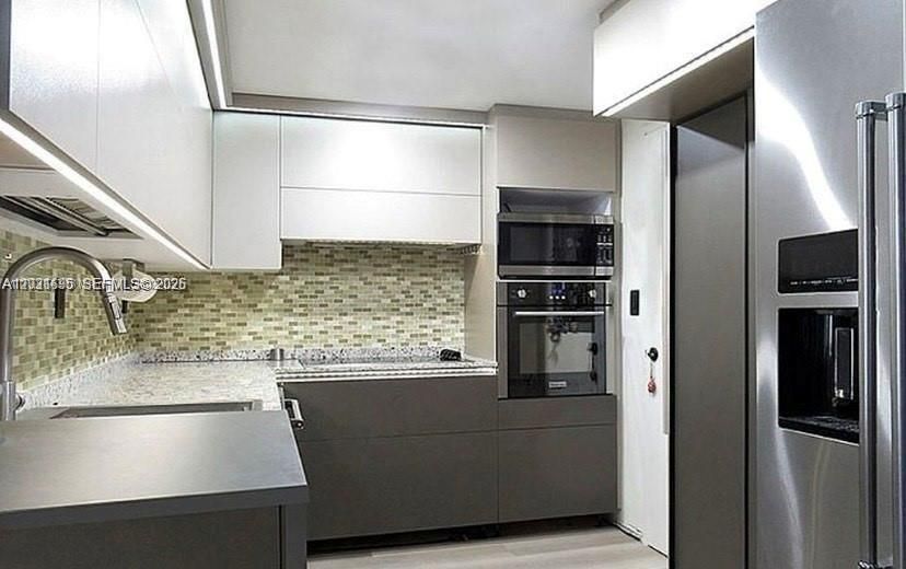 For Rent: $2,400 (1 beds, 1 baths, 940 Square Feet)