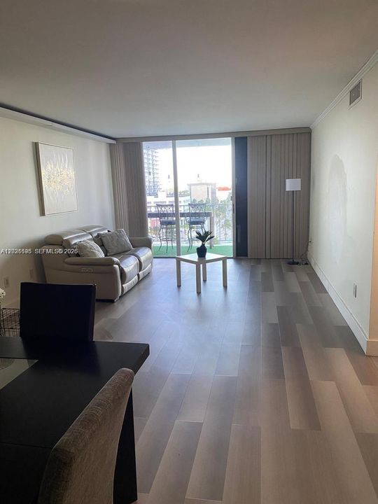 For Rent: $2,400 (1 beds, 1 baths, 940 Square Feet)