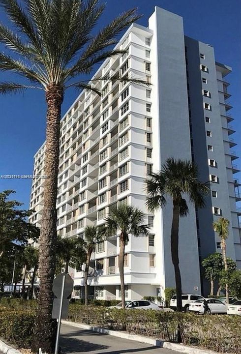 For Rent: $2,400 (1 beds, 1 baths, 940 Square Feet)