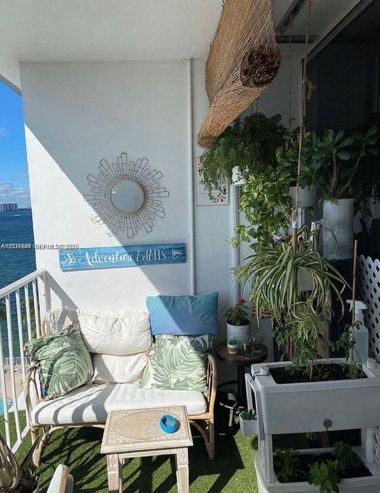 For Rent: $2,400 (1 beds, 1 baths, 940 Square Feet)