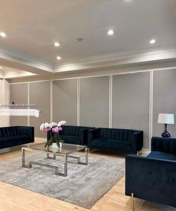 For Rent: $2,400 (1 beds, 1 baths, 940 Square Feet)