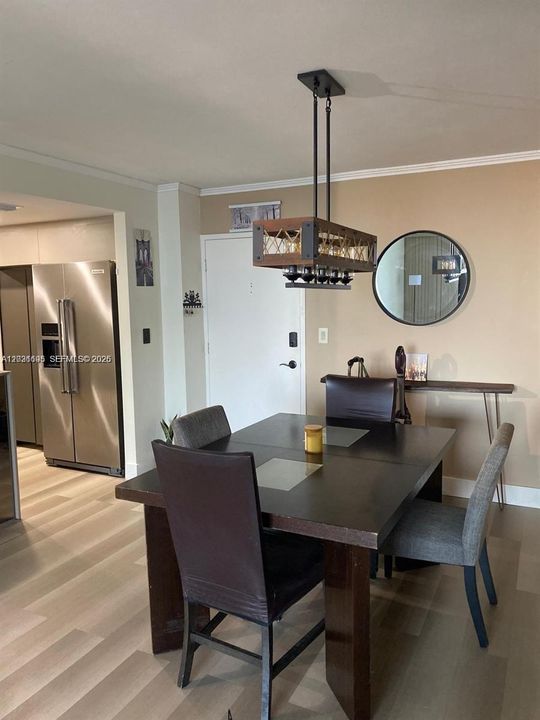For Rent: $2,400 (1 beds, 1 baths, 940 Square Feet)