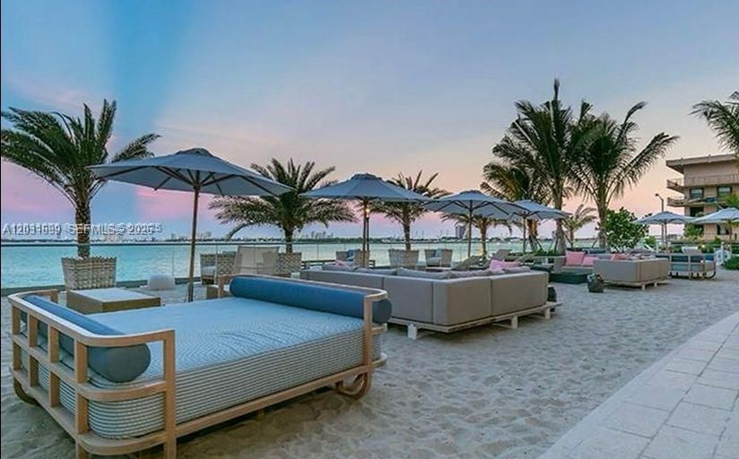 Beach Club Lounges