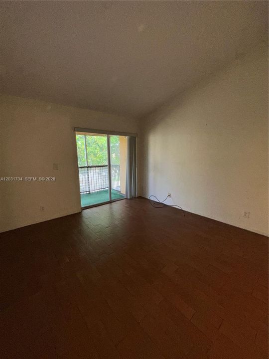 For Sale: $135,000 (1 beds, 1 baths, 633 Square Feet)