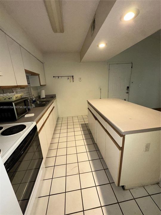 For Sale: $135,000 (1 beds, 1 baths, 633 Square Feet)