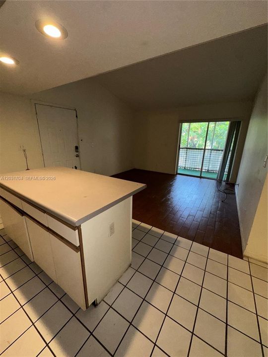 For Sale: $135,000 (1 beds, 1 baths, 633 Square Feet)