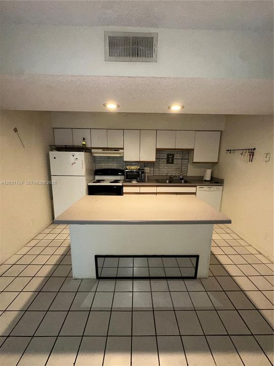 For Sale: $135,000 (1 beds, 1 baths, 633 Square Feet)