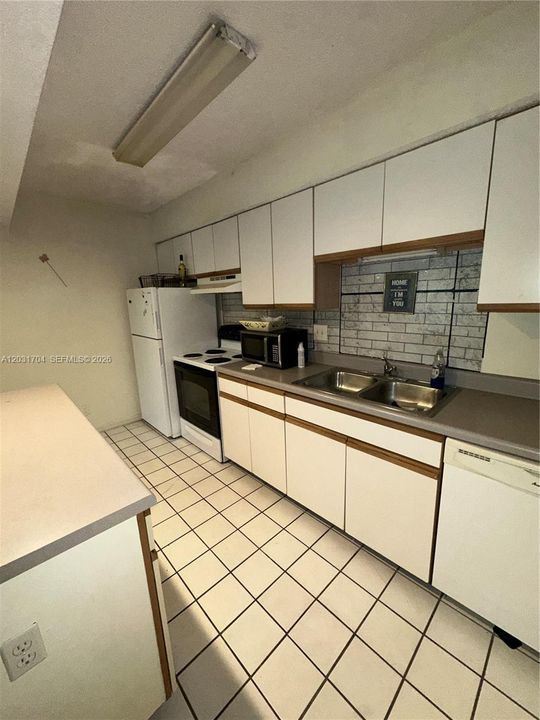 For Sale: $135,000 (1 beds, 1 baths, 633 Square Feet)