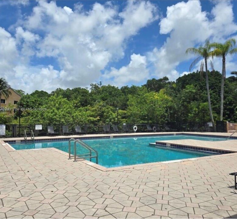 For Sale: $135,000 (1 beds, 1 baths, 633 Square Feet)