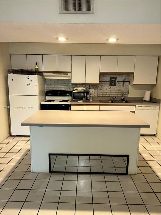 For Sale: $135,000 (1 beds, 1 baths, 633 Square Feet)
