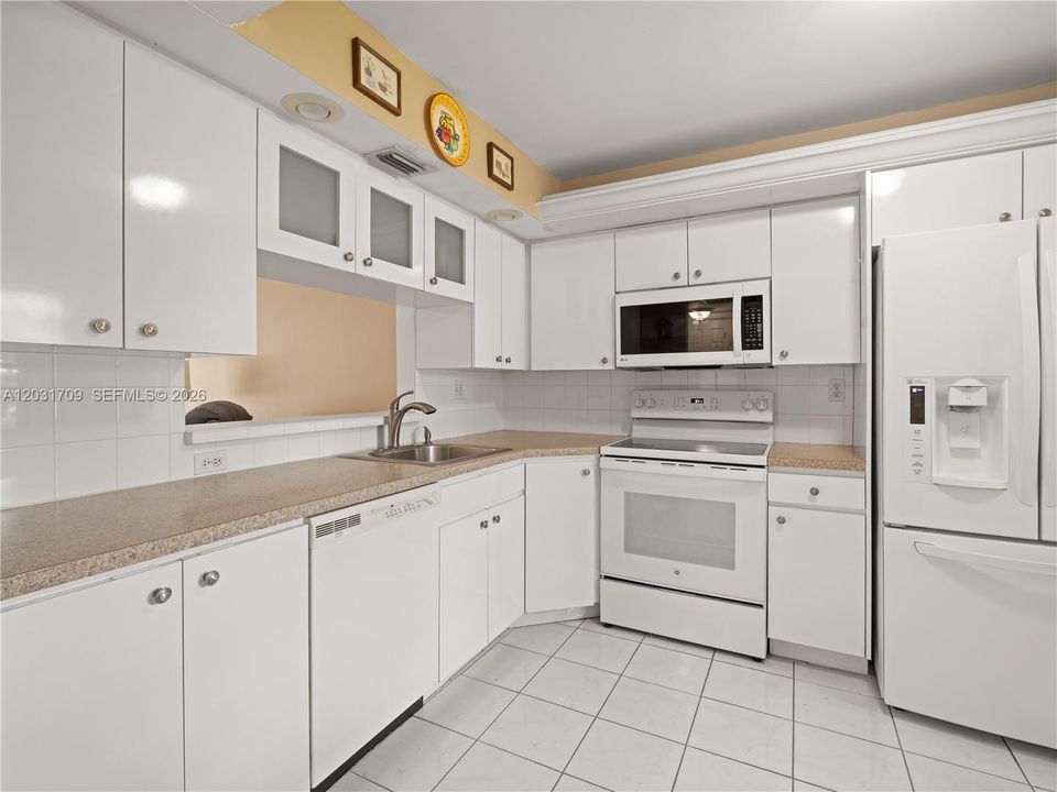 For Sale: $179,999 (2 beds, 2 baths, 1021 Square Feet)