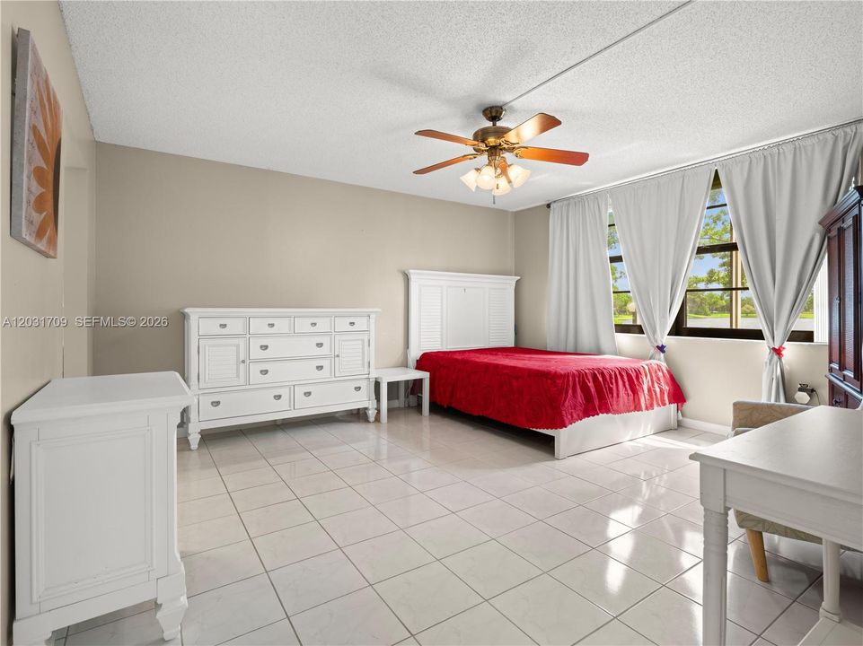 For Sale: $179,999 (2 beds, 2 baths, 1021 Square Feet)