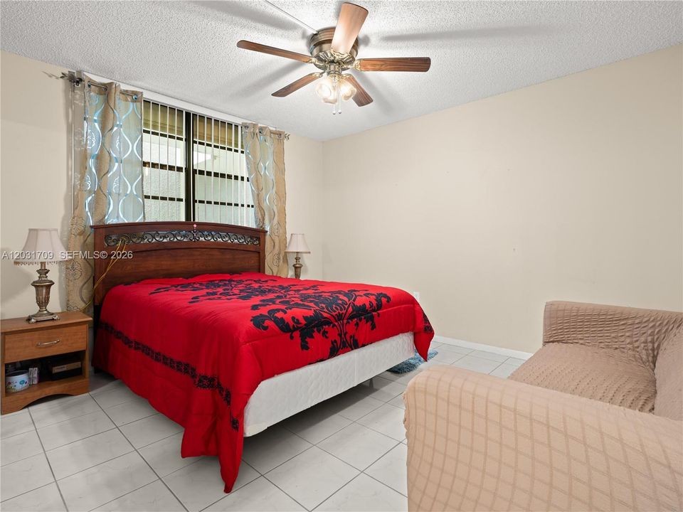 For Sale: $179,999 (2 beds, 2 baths, 1021 Square Feet)