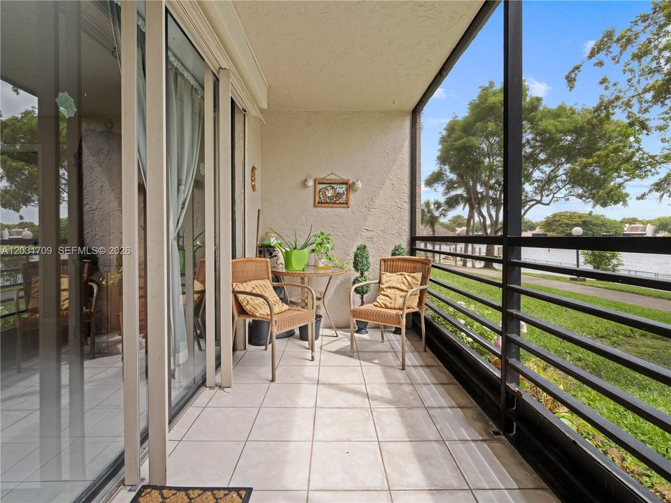 For Sale: $179,999 (2 beds, 2 baths, 1021 Square Feet)
