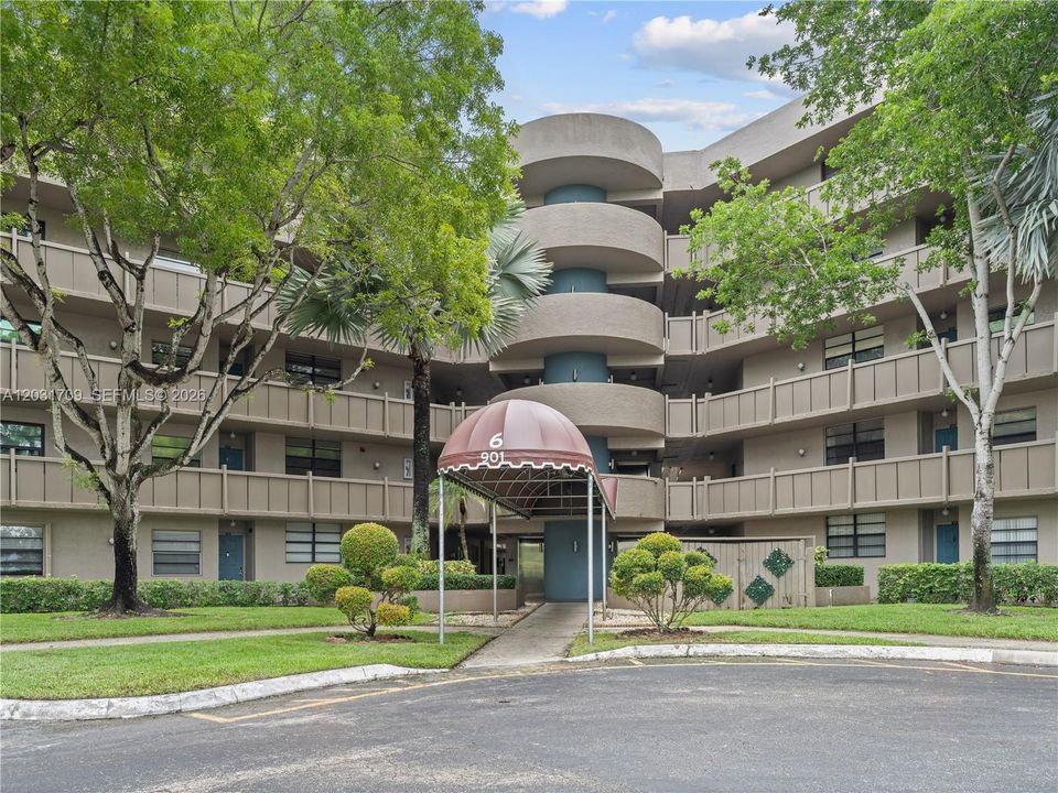 For Sale: $179,999 (2 beds, 2 baths, 1021 Square Feet)