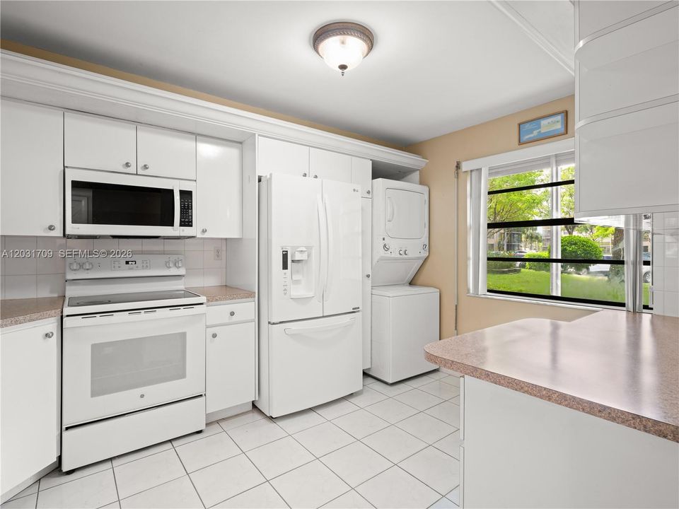 For Sale: $179,999 (2 beds, 2 baths, 1021 Square Feet)