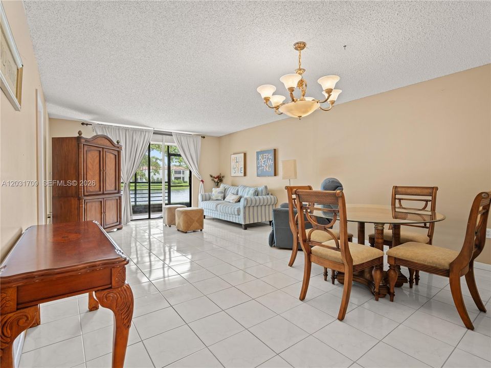 For Sale: $179,999 (2 beds, 2 baths, 1021 Square Feet)