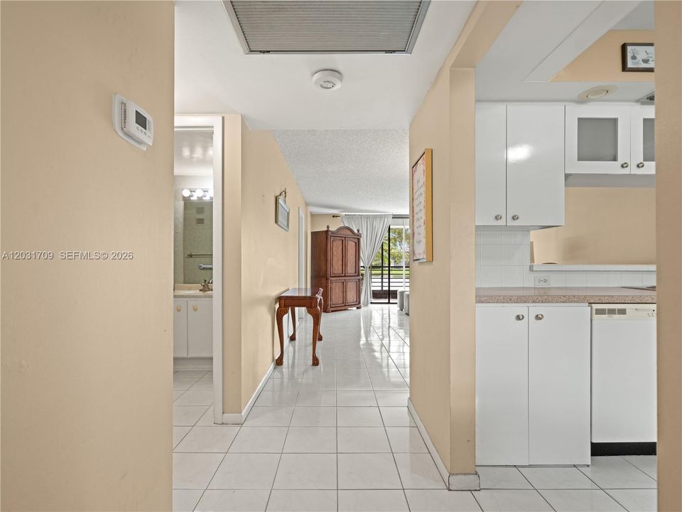 For Sale: $179,999 (2 beds, 2 baths, 1021 Square Feet)