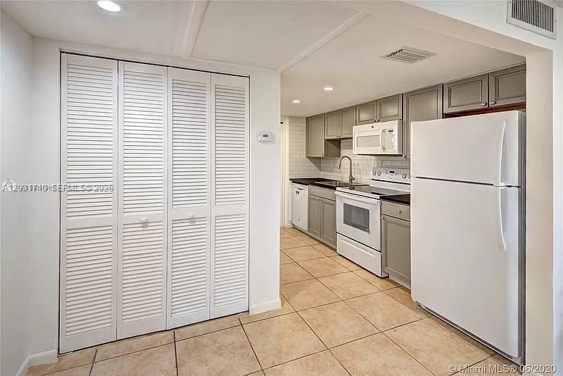For Sale: $129,900 (1 beds, 1 baths, 750 Square Feet)