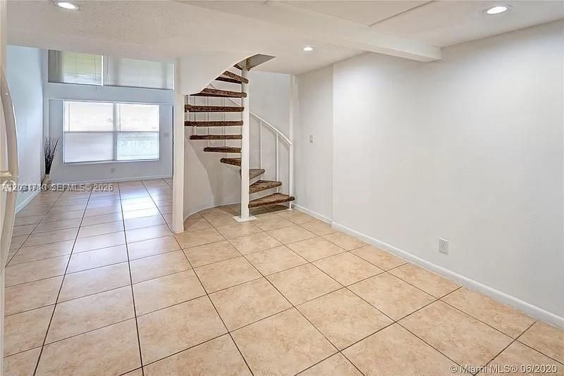 For Sale: $129,900 (1 beds, 1 baths, 750 Square Feet)