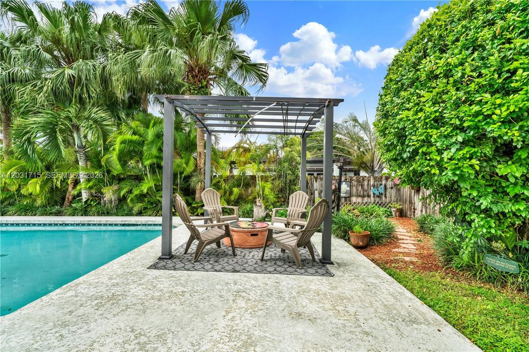 For Sale: $725,000 (3 beds, 2 baths, 1510 Square Feet)