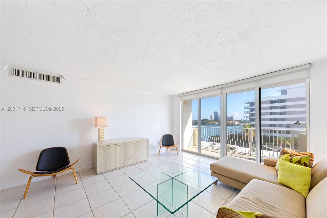 For Sale: $349,000 (1 beds, 1 baths, 950 Square Feet)