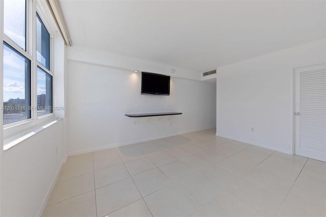 For Sale: $349,000 (1 beds, 1 baths, 950 Square Feet)