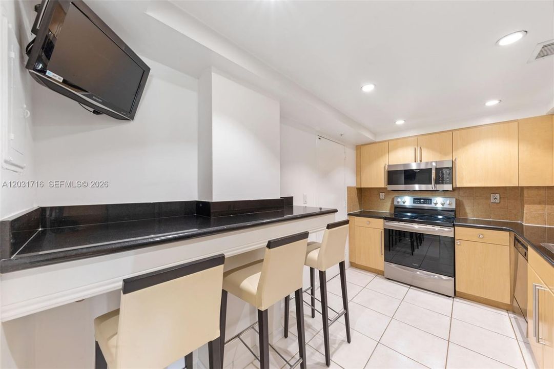 For Sale: $349,000 (1 beds, 1 baths, 950 Square Feet)
