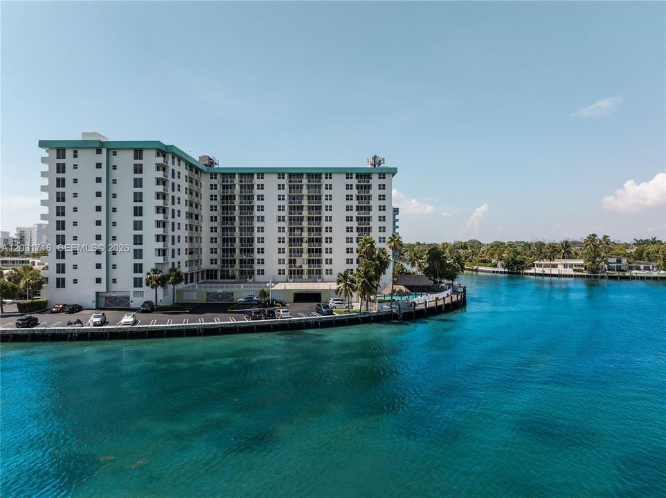 For Sale: $349,000 (1 beds, 1 baths, 950 Square Feet)
