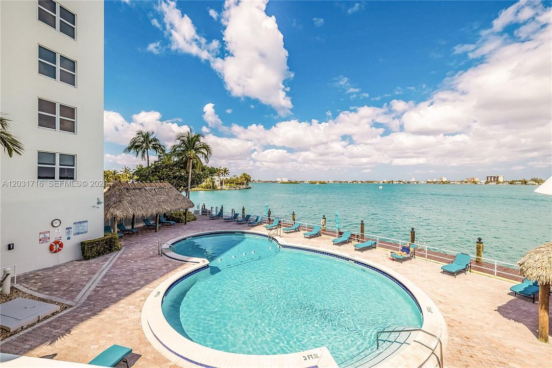 For Sale: $349,000 (1 beds, 1 baths, 950 Square Feet)