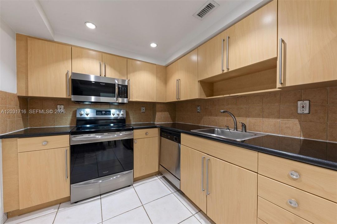 For Sale: $349,000 (1 beds, 1 baths, 950 Square Feet)