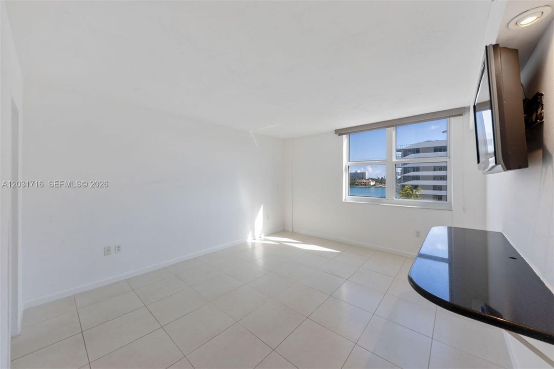 For Sale: $349,000 (1 beds, 1 baths, 950 Square Feet)
