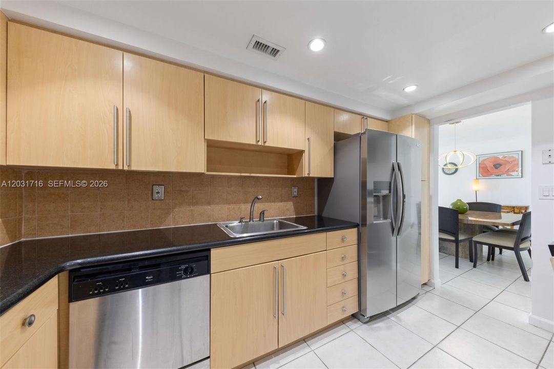 For Sale: $349,000 (1 beds, 1 baths, 950 Square Feet)