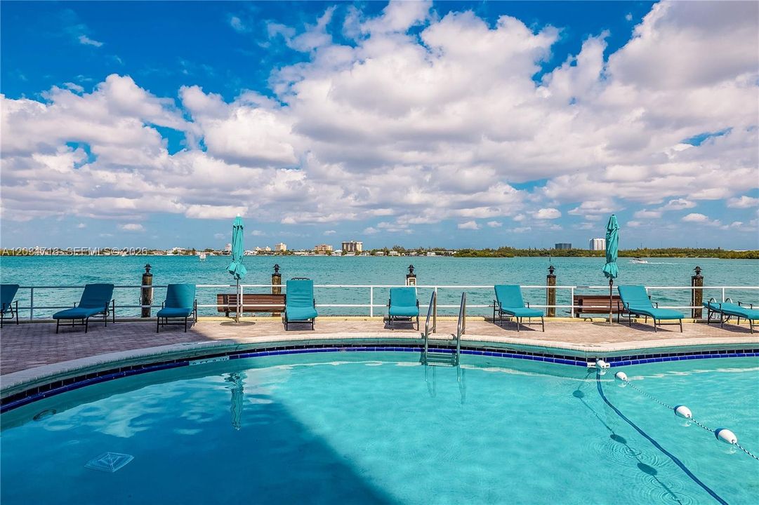 For Sale: $349,000 (1 beds, 1 baths, 950 Square Feet)