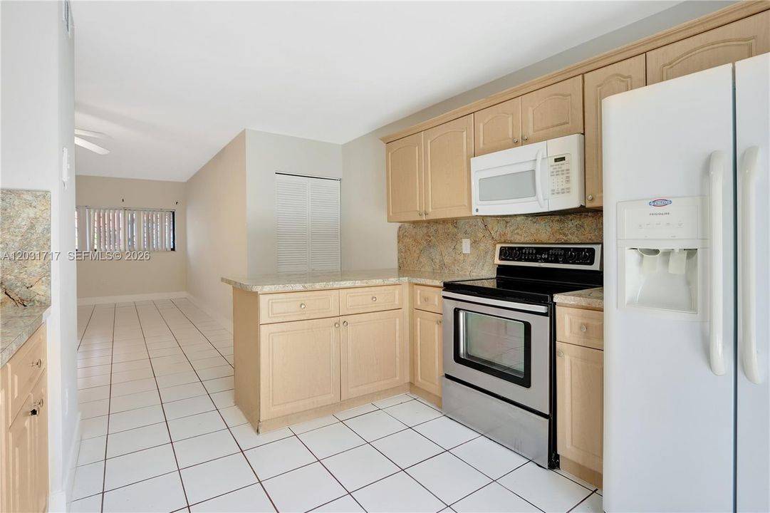 В аренду: $2,500 (2 спален, 2 ванн, 885 Квадратных фут)