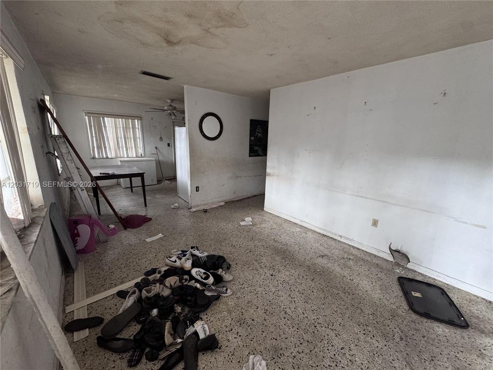 For Sale: $240,000 (3 beds, 1 baths, 1197 Square Feet)