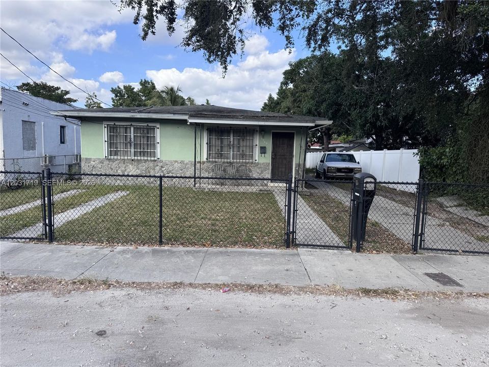 For Sale: $240,000 (3 beds, 1 baths, 1197 Square Feet)