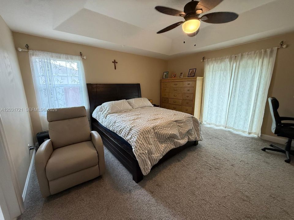 En Venta: $429,000 (3 camas, 2 baños, 1562 Pies cuadrados)