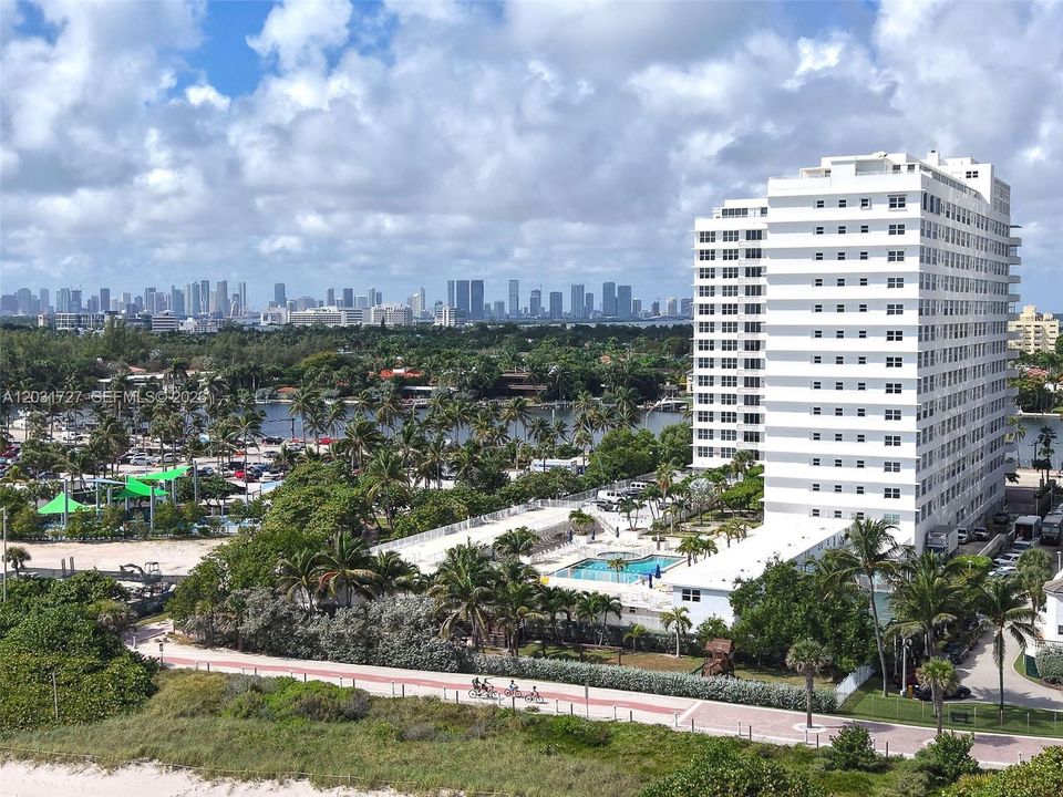 For Sale: $825,000 (2 beds, 2 baths, 1134 Square Feet)