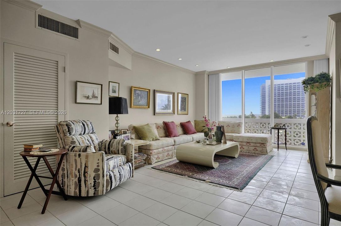 For Sale: $825,000 (2 beds, 2 baths, 1134 Square Feet)