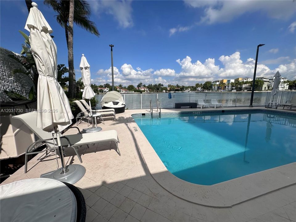 For Rent: $3,450 (2 beds, 2 baths, 908 Square Feet)